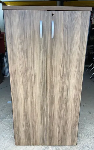 Armário de escritório de mdf, 2 portas, preto e marrom.