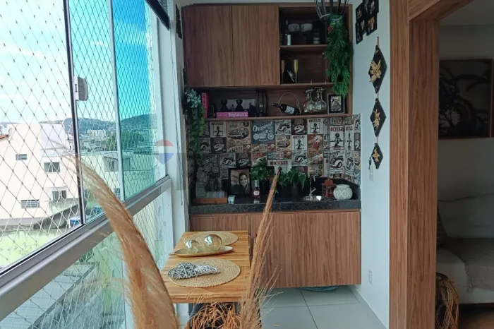 Apartamento 2 quartos (1 suíte) com garagem no Morro da Glória