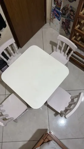 Vendo mesa de madeira com 4 cadeiras infantis