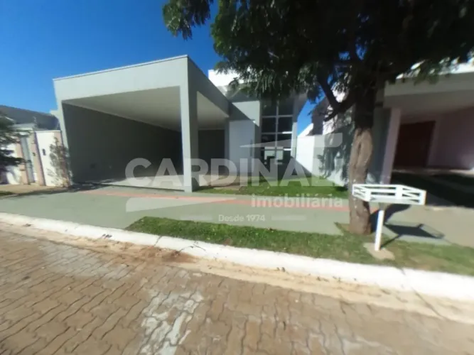 Casa padrão em excelente condomínio na cidade