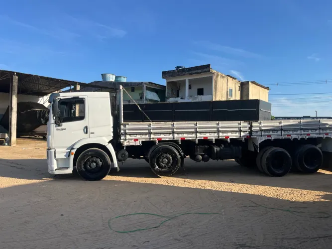 24. 280 Bitruck cabinado. Complicado nada a fazer só rodar. Pneus bons