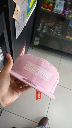 New Era x Boné Supreme Rings Box Logo Pink SS26-W14