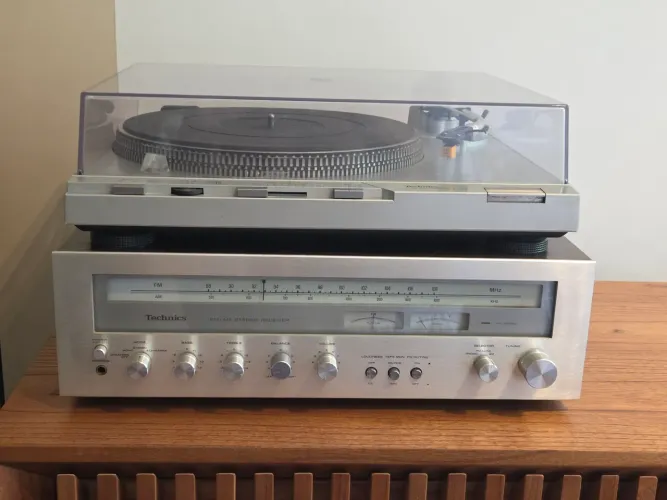 Toca-discos e Receiver Technics