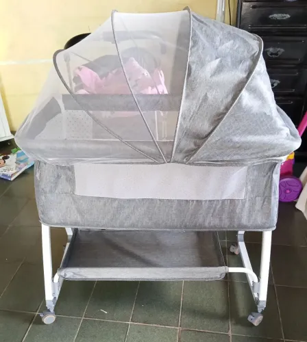 Vende-se berço de bebê  ainda vai um ruído branco de brinde