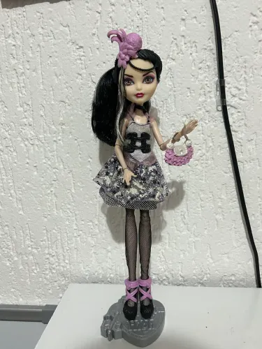 Boneca Ever After High Duchess Swan (Primeira Edição)