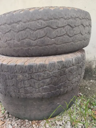 Vende-se três pneus para caminhonete perfil 235/70/16 valor 100.00 (valor) dos três 