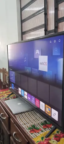 Vendo essa tv da marca LG de 43 polegadas SMART com acesso ao Bluetooth