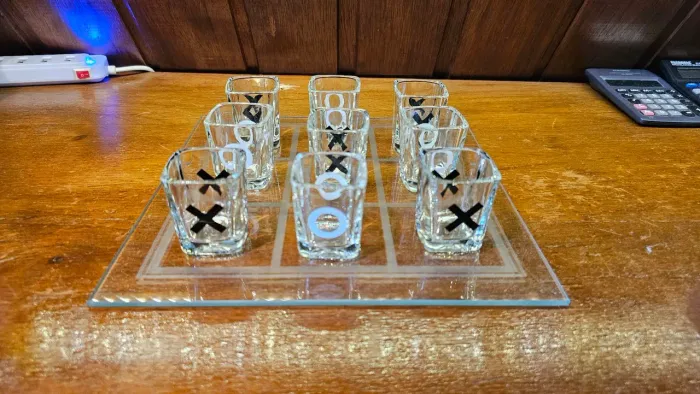 Jogo da velha de vidro para shots / beber / drinks