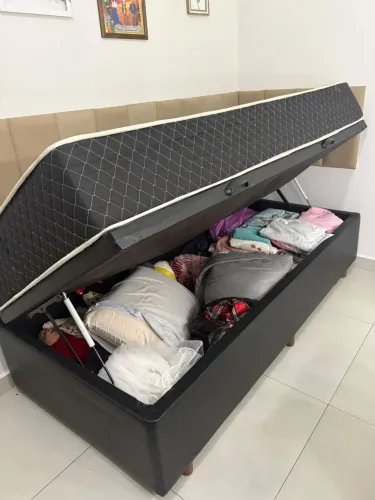 Vendo cama Baú solteiro com colchão de molas.