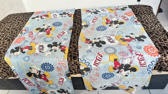 Dois lençóis com tema mickey de solteiro 