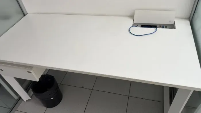 escrivaninha branca com gavetas e fiação embutida