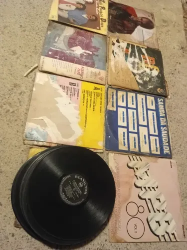 Lote 31 discos vinil usados no estado alguns sem capa como nas fotos