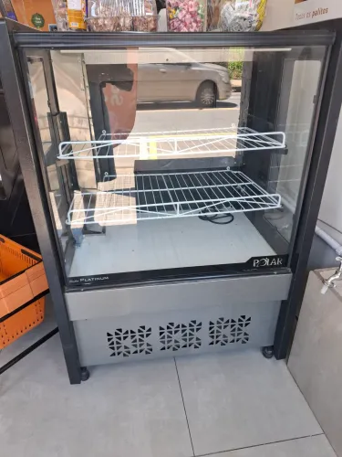 Balcão vitrine refrigerador para tortas e bebidas. Polar