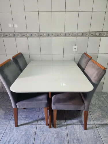 Mesa de jantar com 4 cadeiras