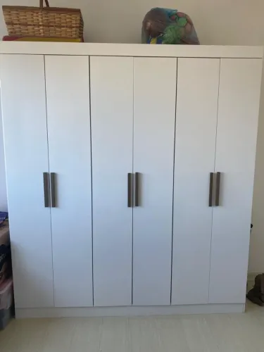 Vendo dois roupeiros, 6 portas e duas gavetas