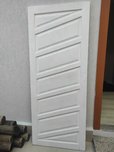 Porta em madeira maciça de 80 x 2 MT.