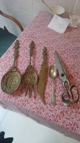 enfeite de parede talheres em bronze e prata