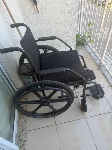 Cadeira de rodas semi nova