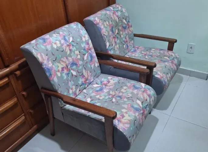 Par de cadeiras estofadas
