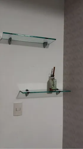 Prateleiras de vidro com prometais incluídos