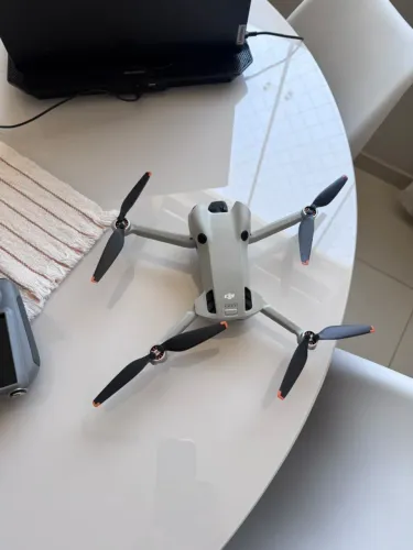 Drone DJI Mini 4 Pro com Tela (RC 2) + 4 Baterias, 256GB + Kit de Acessórios Completo