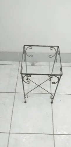 Mesinha De Ferro Dourada Para Canto (com Tampo De Vidro) 