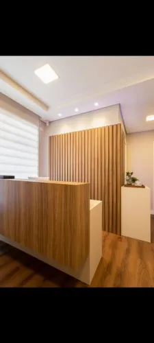 Mesa e painel de recepção