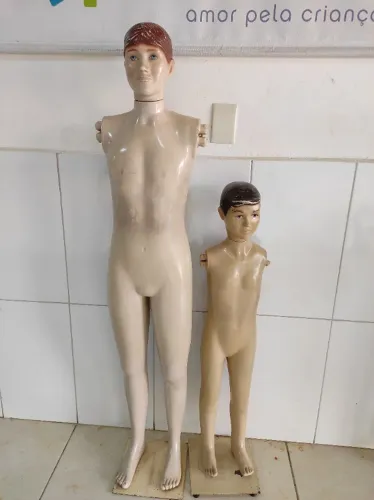 Kit com 2 Manequins Infantis de Corpo Inteiro para Loja e Vitrine