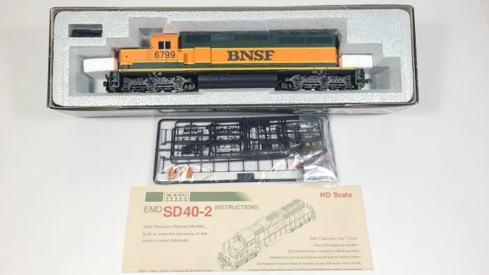 Locomotiva HO Kato SD40-2 BNSF #6799 snoot nose