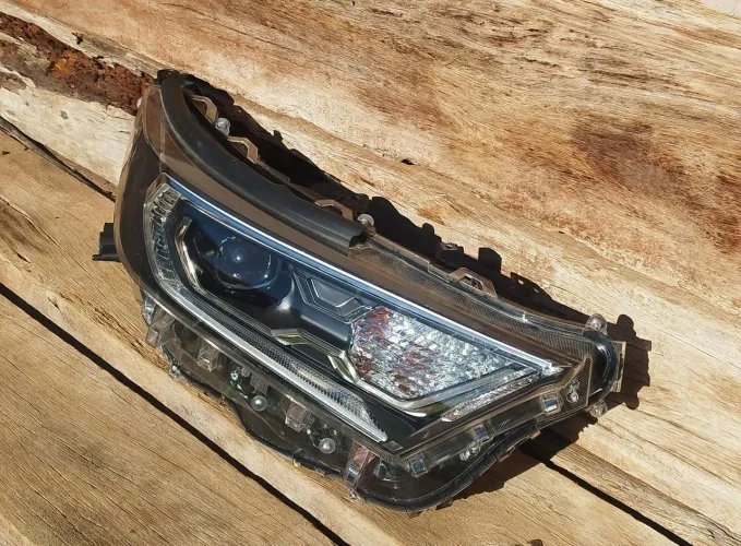 FAROL direito RAV 4 HÍBRIDO 