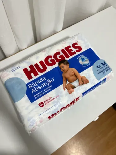 Fralda Huggies tamanho M com 42 unidades,