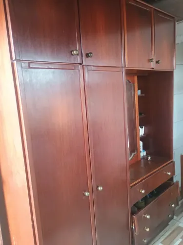 Vendo esse quarda roupas de madeira casal 