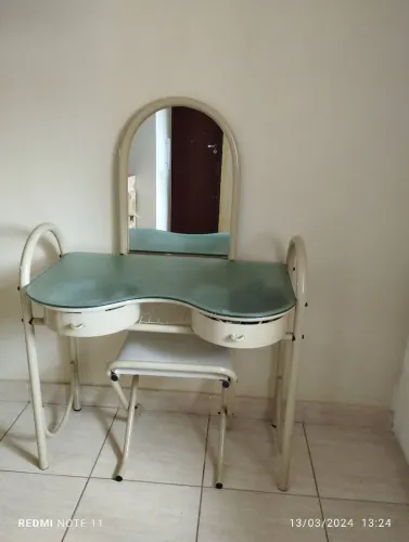 Penteadeira tubular com banqueta