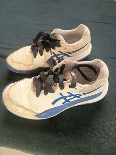 Tênis Asics infantil, tamanho 35, para jogos de tênis e atividades físicas. 