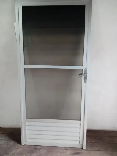Porta de alumínio com grade
