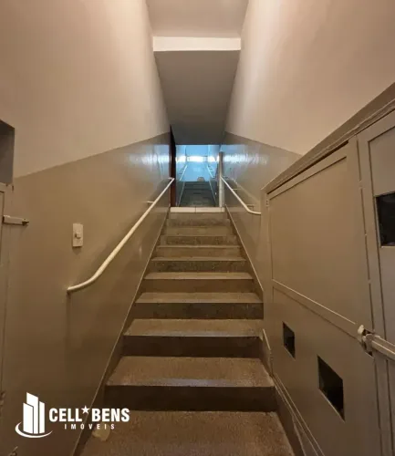 Sala comercial localizada no Centro, no 2º andar, próxima à Academia Bluefit e à Av. Alber