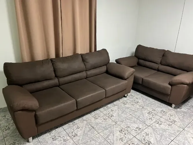 2 Sofás sendo, um com 3 lugares e outro com 2 lugares