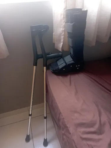 Bota ortopédica lado esquerdo número até o 40 e par de moletas