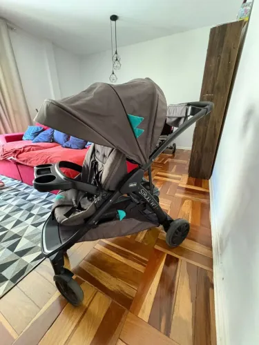 Carinho de bebê 2 irmãos de idade diferentes.