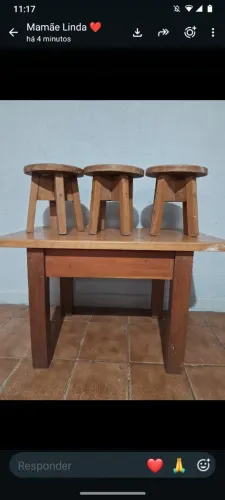 Mesa de madeira pequena com 3 bancos