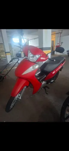 Vendo biz muito conservada, moto de mulher , segundo dono, pneus bons , bateria nova