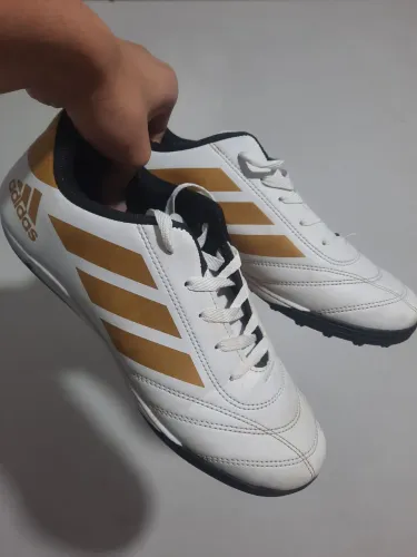 Chuteira society Adidas