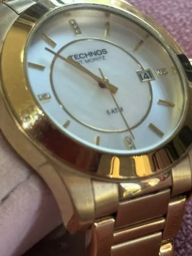 Relógio Technos St. Moritz dourado com mostrador branco e data