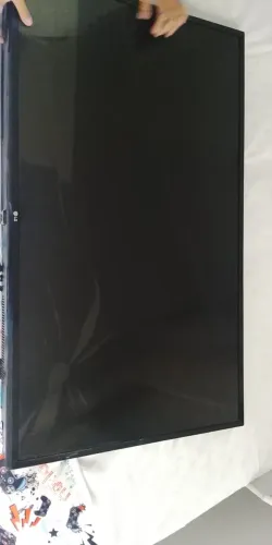 TV LG 43' com defeito