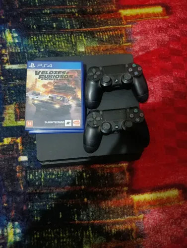 PS4 em ótimo estado + 2 controles + 2 jogos