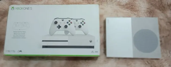 XBox One S 1TB + Caixa + 01 Controle Original