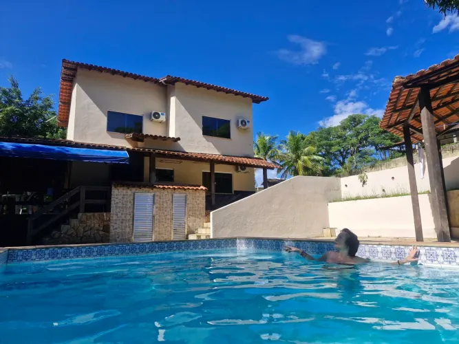 Casa com 6 Quartos e Campo de Futebol