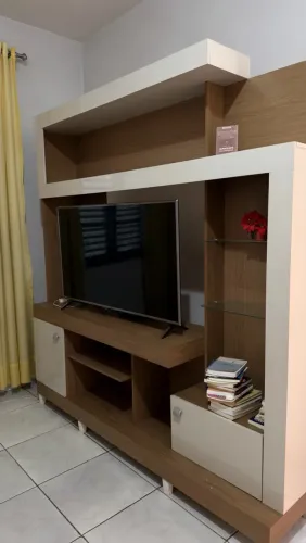 ESTANTE HOME PARA SALA COM PAINEL DE TV - AMADEIRADO E OFF-WHI