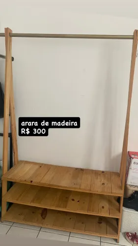 Arara de madeira
