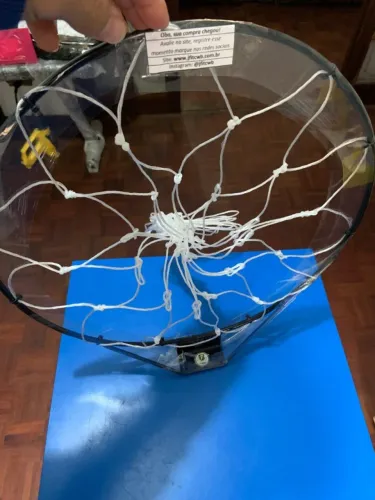 Cesta de basquete com rede e parafusos